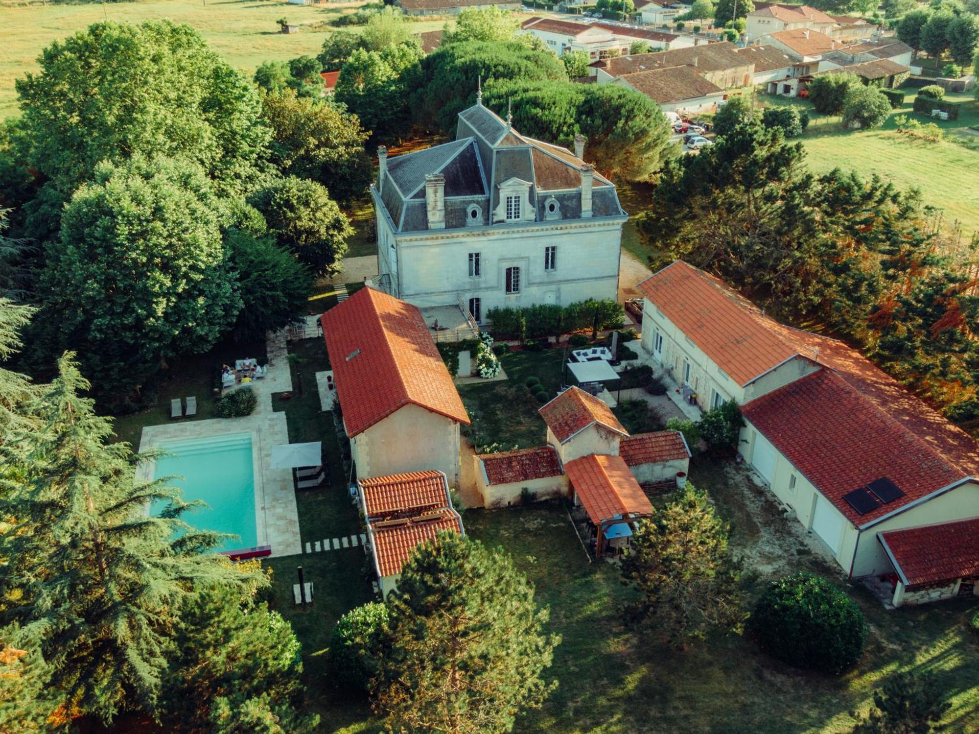 Villa Entiere Du Chateau Lacroix De Civrac 3 Ch, 3 Sdb, Piscine Xxl,Sauna, 4 Etoiles,7 Pers Eksteriør bilde
